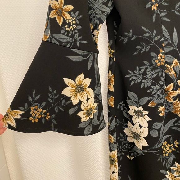 Short floral dress. - Picture 4 of 4